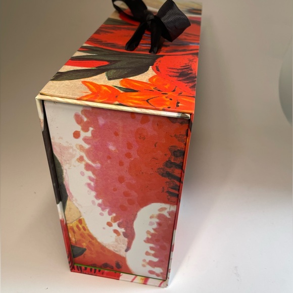 New Gucci flower Gift Box 30cm x 22cm x 10.5cm - Picture 6 of 9